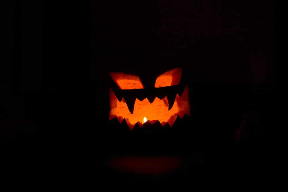 Halloween Kürbis im Dunkeln
