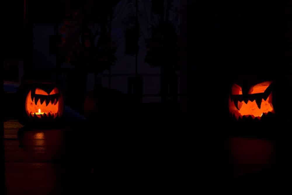 Halloween fiese Kürbisse im Dunkeln
