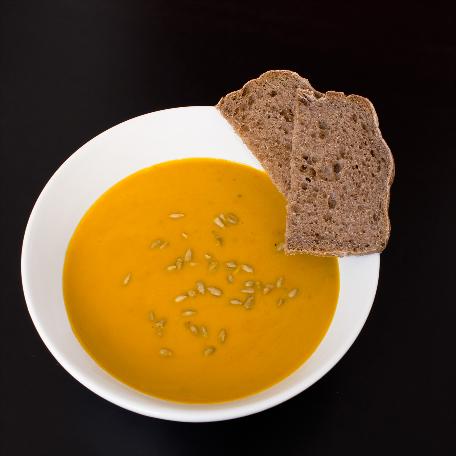 Laktosefreie Kürbissuppe mit selbst gebackenem Brot